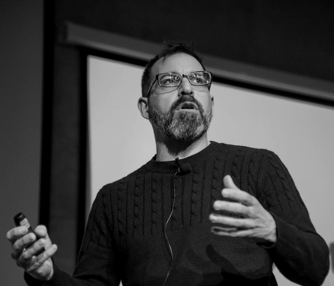 Gabriel Ledesma dando una charla